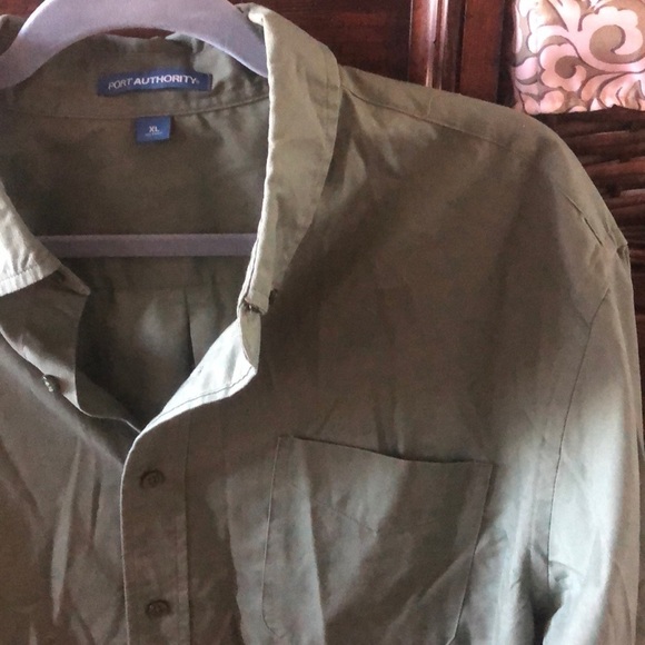 NWOT Port authority army green long sleeve button down shirt in size XL - Picture 2 of 2